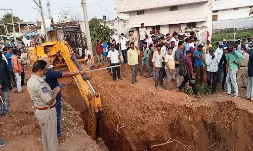 Shadnagar municipal commissioner suspended over death of 2 daily wage labourers