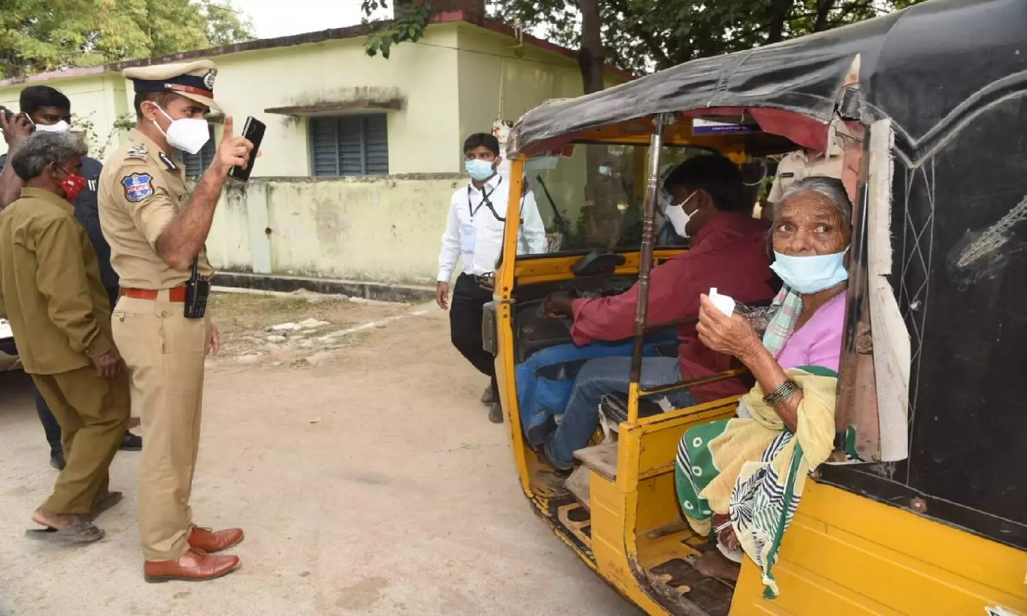 Warangal police commissioner helps old woman reach right polling booth