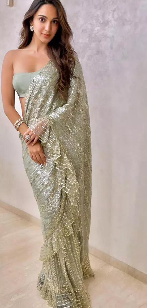 Sonam Kapoor Looks Regal in Chikankari Saree With Silver Sequin Detailing –  PICS