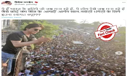 Fact Check: Image of large crowd outside SRKs house is from 2014