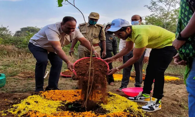 #GreenIndiaChallenge: Dulquer Salman plants saplings for clean, sustainable environment