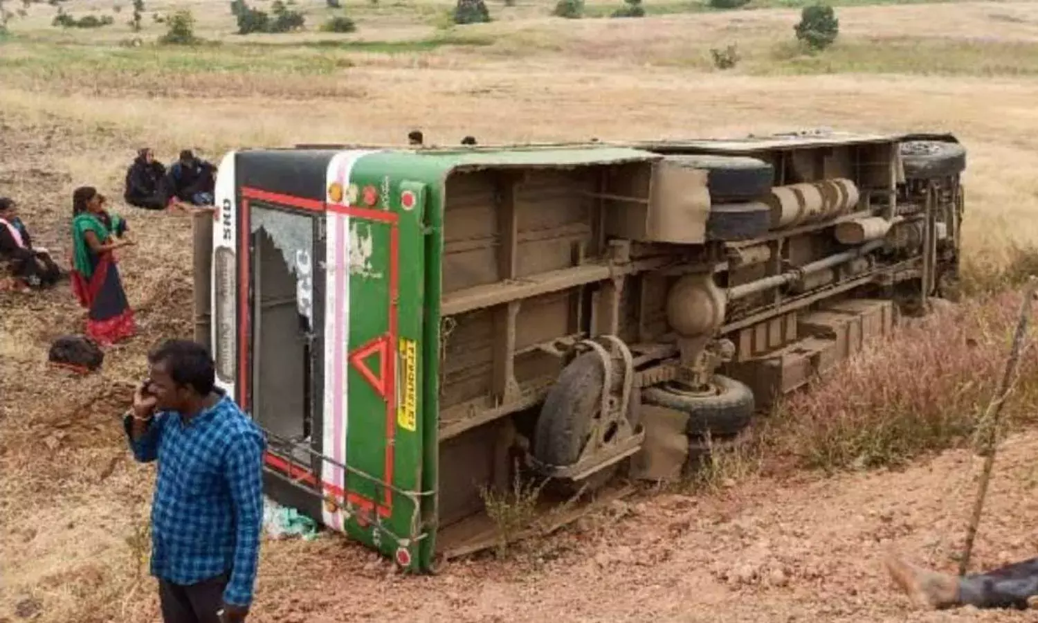 TSRTC bus overturns in Vikarabad, 30 injured