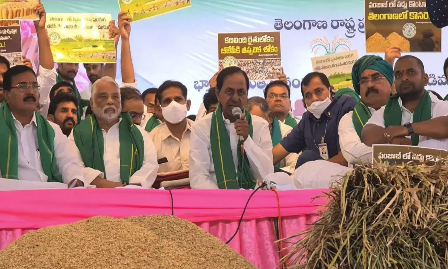 Paddy procurement issue gains heat in TS; KCR, ministers stage Maha Dharna