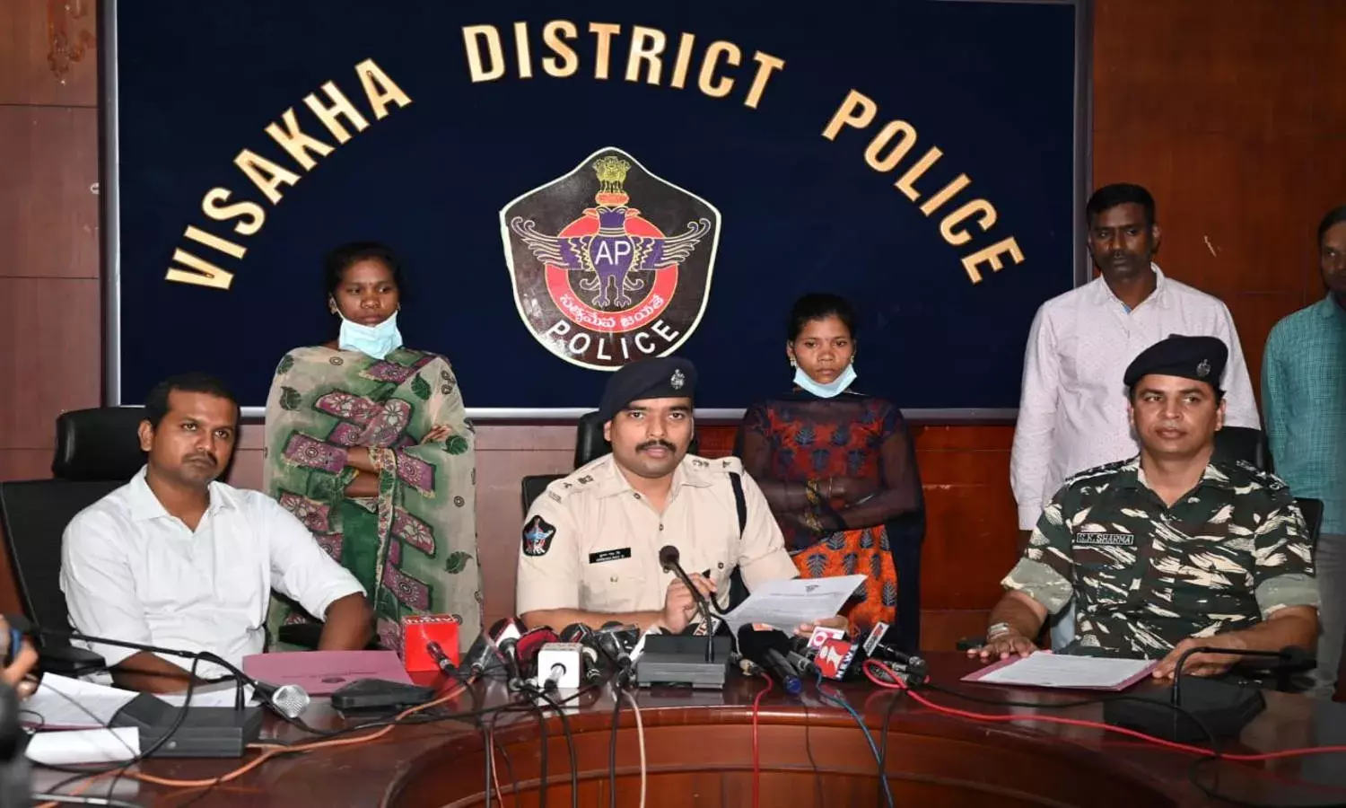 2 women Maoists carrying Rs.1L reward on their heads surrender in Vizag