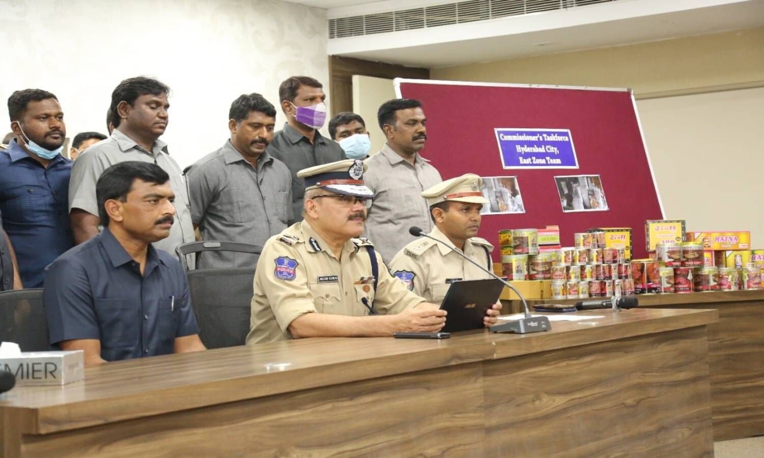 Three+were+held+with+banned+tobacco+products+worth+Rs+1.65+lakh+in+Bhayander