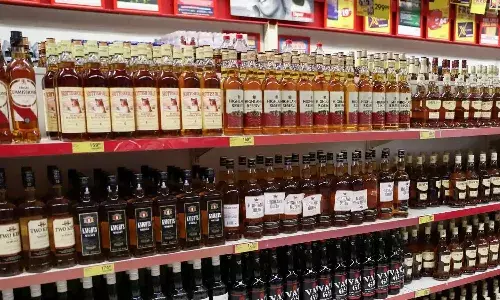 Say cheers! Telangana to rake in Rs. 1,357 cr from liquor licence applications