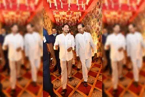 Jagan, KCR bonhomie at wedding raise eyebrows Jagan, KCR bonhomie at wedding raise eyebrows