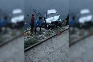 Car falls into Hussain Sagar, 3 injured Car falls into Hussain Sagar, 3 injured