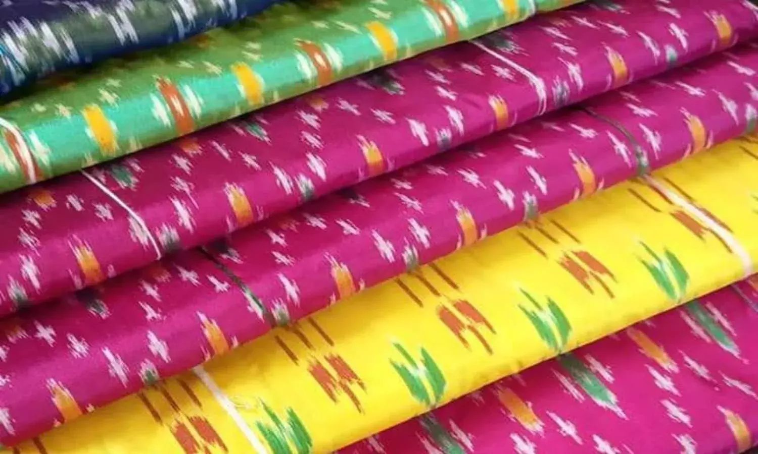 `Dear Pochampally sarees become dearer: Weavers fear job cuts as  demand drops