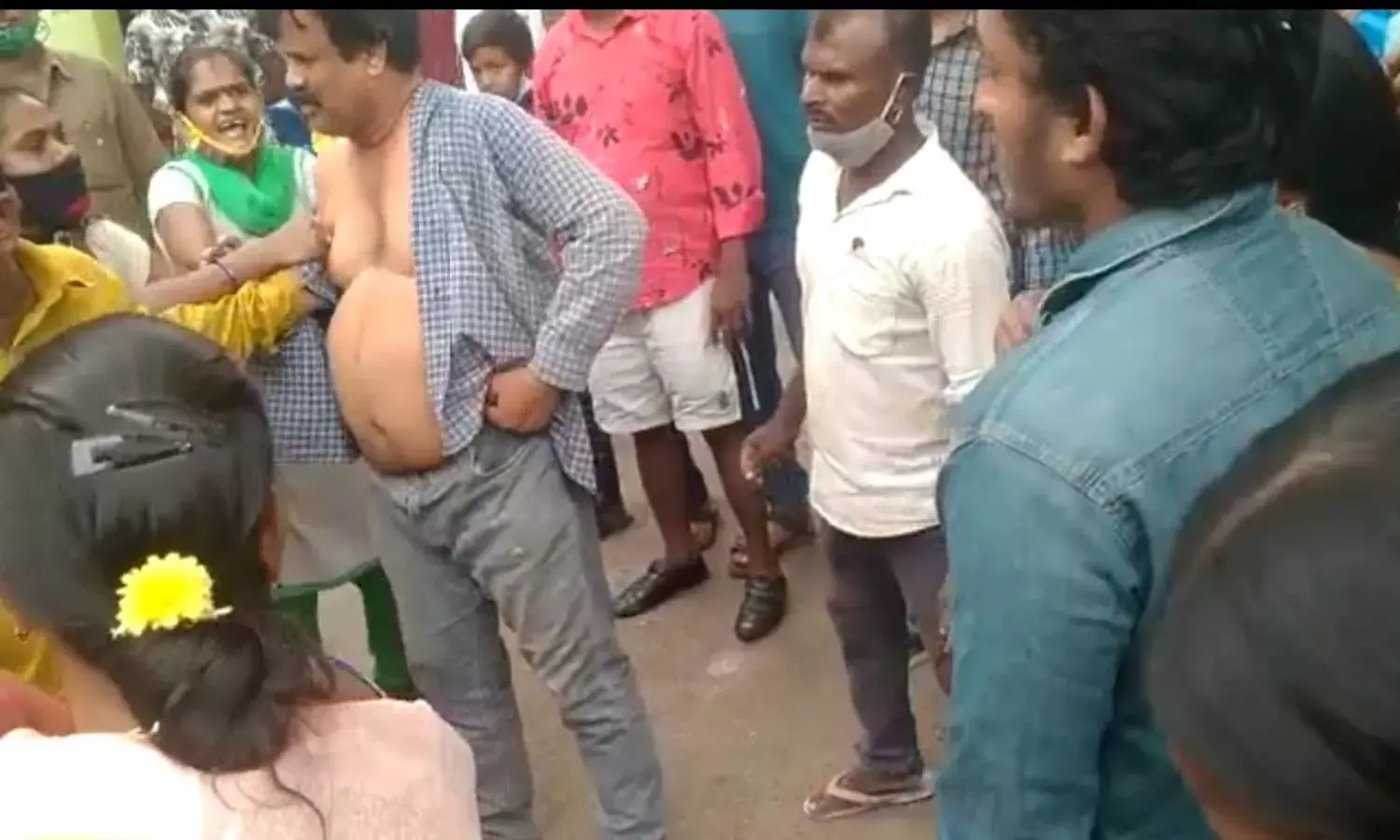 Women thrash rowdy-sheeter for molesting minor girls, hands him over to cops in Vizag