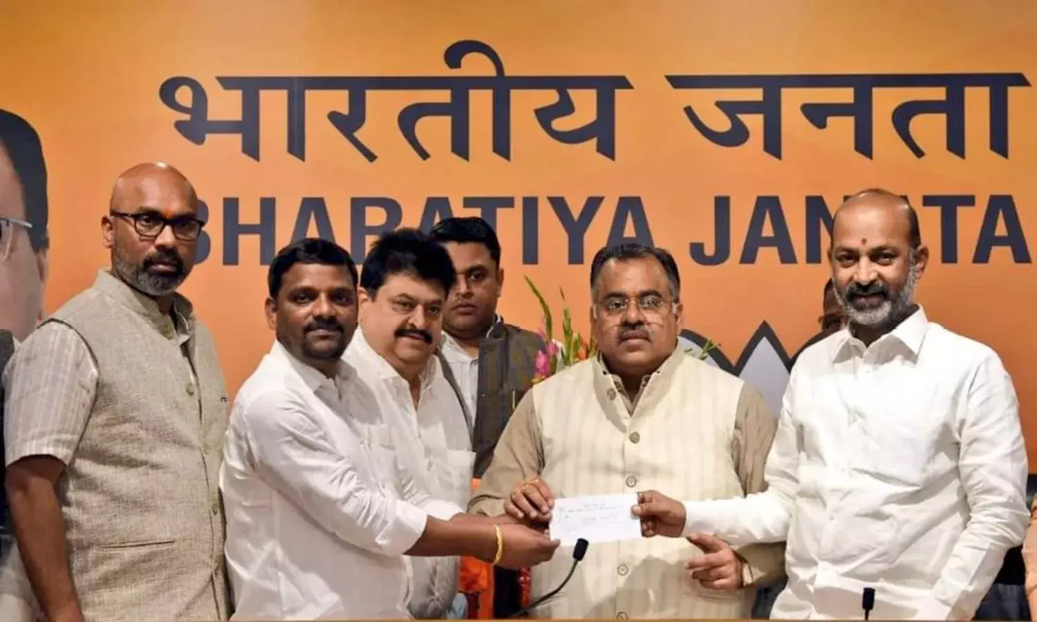 Will fight KCR: Teenmaar Mallanna joins BJP