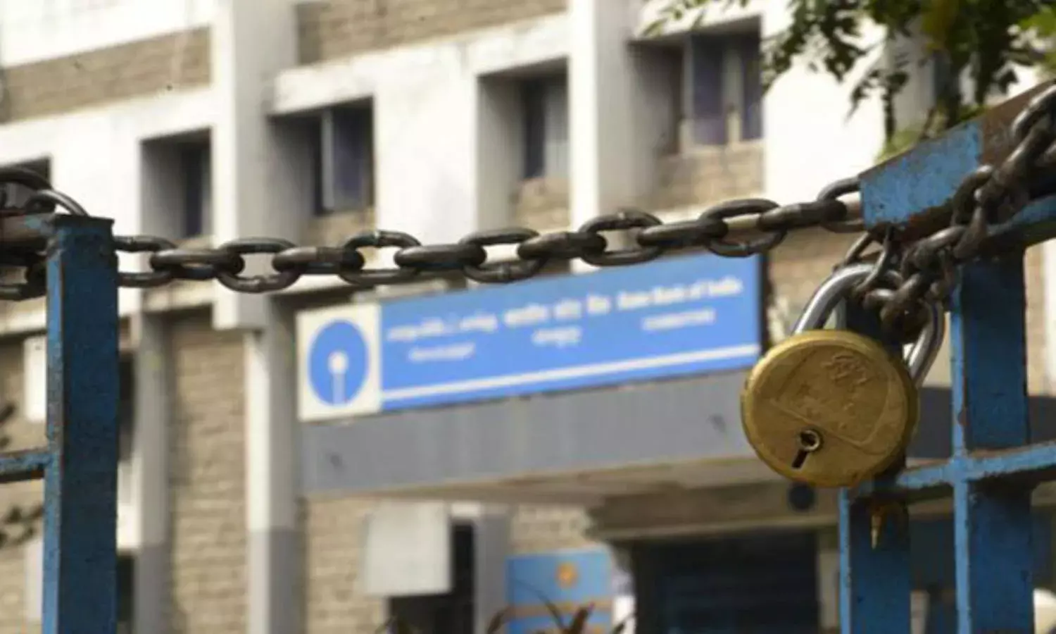 Two-day nationwide bank strike against privatization begins; financial operations hit