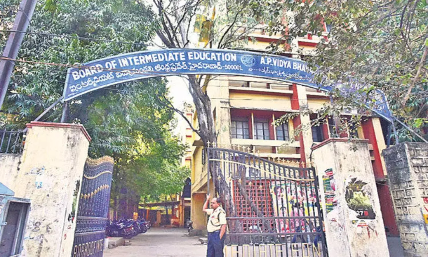 Collect only tuition fees, TS to private junior colleges