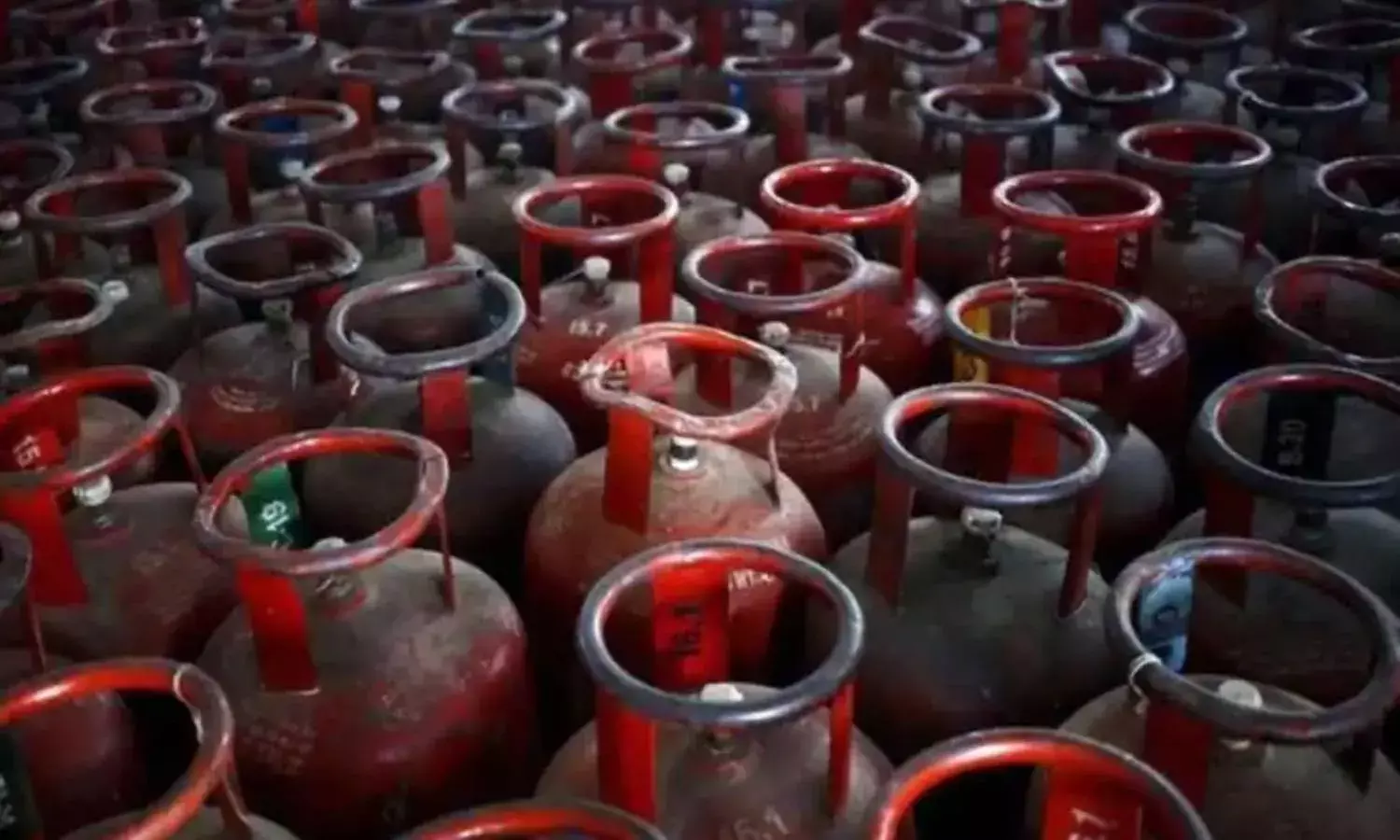 LPG cylinder explodes at Sanjeeva Reddy Nagar injuring 3