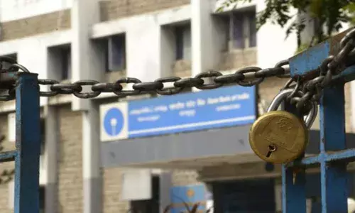 Two-day nationwide bank strike against privatization begins; financial operations hit