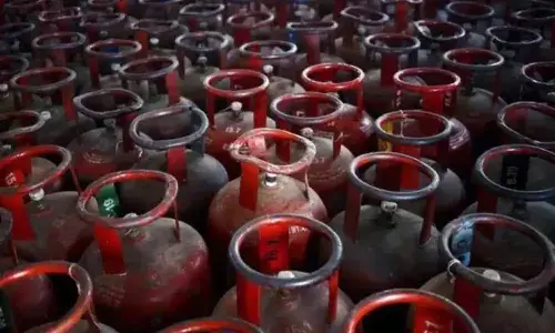 LPG cylinder explodes at Sanjeeva Reddy Nagar injuring 3