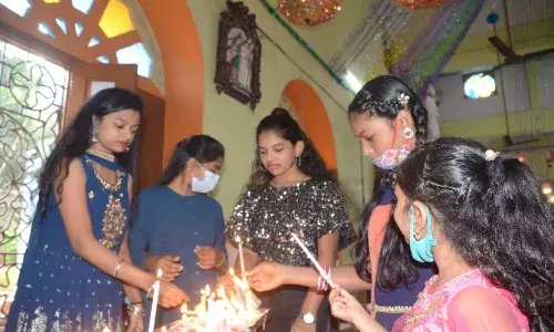 Plum cakes, chilly morning, & warm fires: Vizag celebrates Christmas