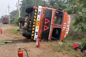 LPG tanker overturns in Vizag; gas leak creates panic among locals LPG tanker overturns in Vizag; gas leak creates panic among locals