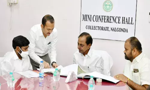 Develop Nalgonda Municipality on modern lines: KCR to officials