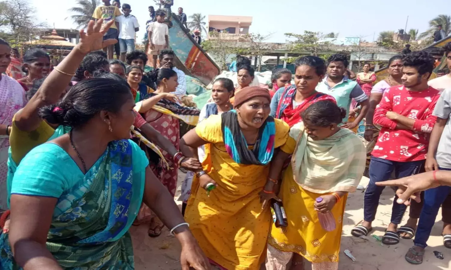 Fishermen clash over use of ring nets in Vizag, 4 boats set on fire