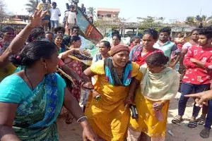 Fishermen clash over use of ring nets in Vizag, 4 boats set on fire Fishermen clash over use of ring nets in Vizag, 4 boats set on fire