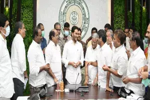 Jagan hikes retirement age to 62 yrs, fitment to 23% Jagan hikes retirement age to 62 yrs, fitment to 23%
