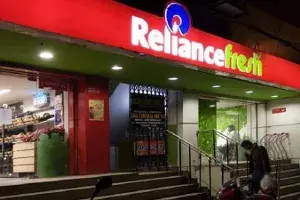 Ameerpet Reliance Fresh asked to pay customer Rs. 1,000 for charging Rs 4 for carry bag Ameerpet Reliance Fresh asked to pay customer Rs. 1,000 for charging Rs 4 for carry bag