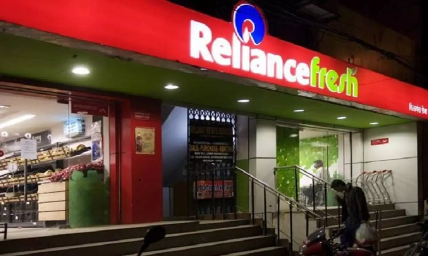 Ameerpet Reliance Fresh asked to pay customer Rs. 1,000 for charging Rs 4 for carry bag