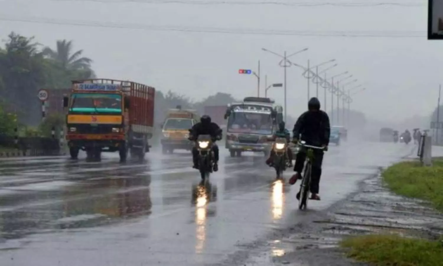 Hyderabad wakes up to early morning showers; mercury settles at 20°C