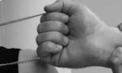 Robbers masquerade as tenants, snatch gold chains from woman at LB Nagar