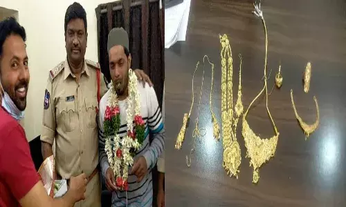 Honesty is the best policy: Hyds auto driver hands over a missing bag containing 10 tolas of gold to its owners