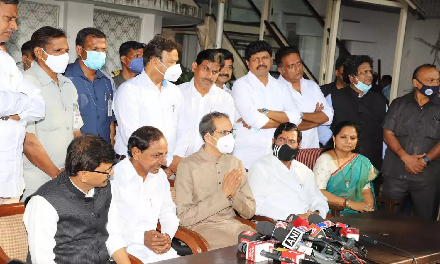 KCR meets Uddhav Thackeray, discuss working together to develop nation