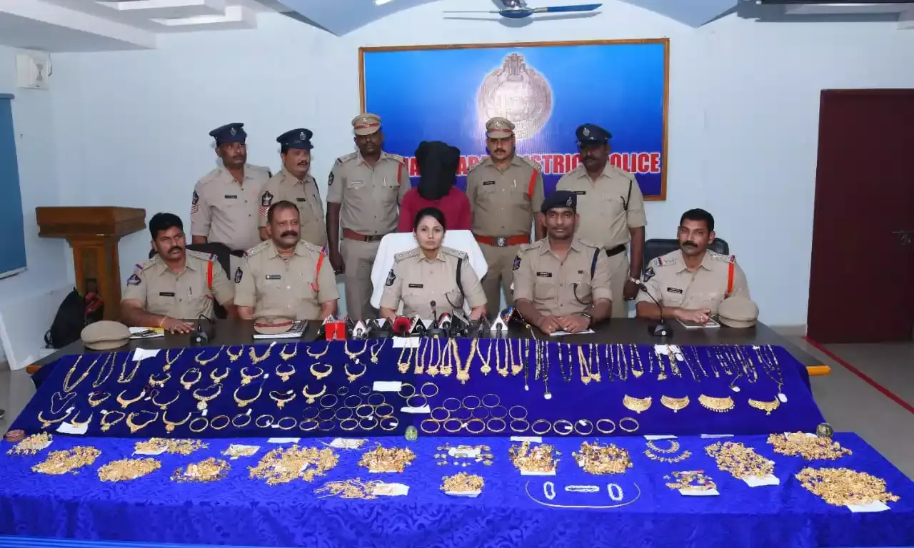 Chhattisgarh man nabbed for slew of robberies in Vizianagaram, 6.1 kgs of gold ornaments recovered
