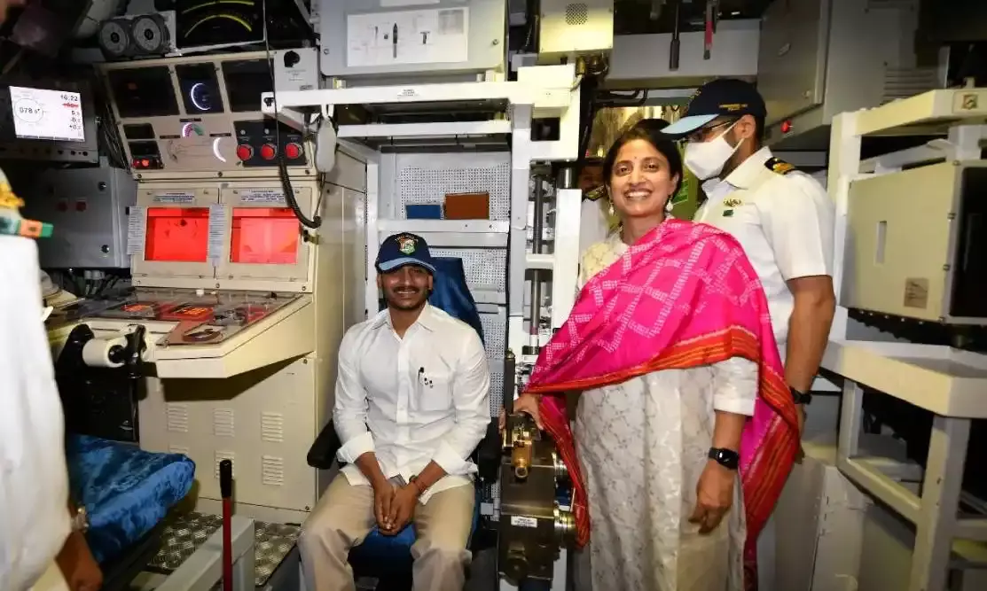 Jagan dedicates INS Visakhapatnam to City of Destiny