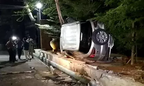 Over-speeding car claims life of Youtuber Gayatri, gardener on Holi night  at Gachibowli