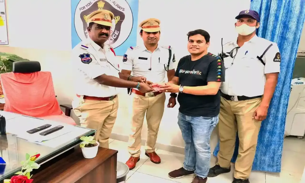 Tale of a missing bracelet: How 2 Mahankali traffic cops went to great lengths to find owner of lost bracelet