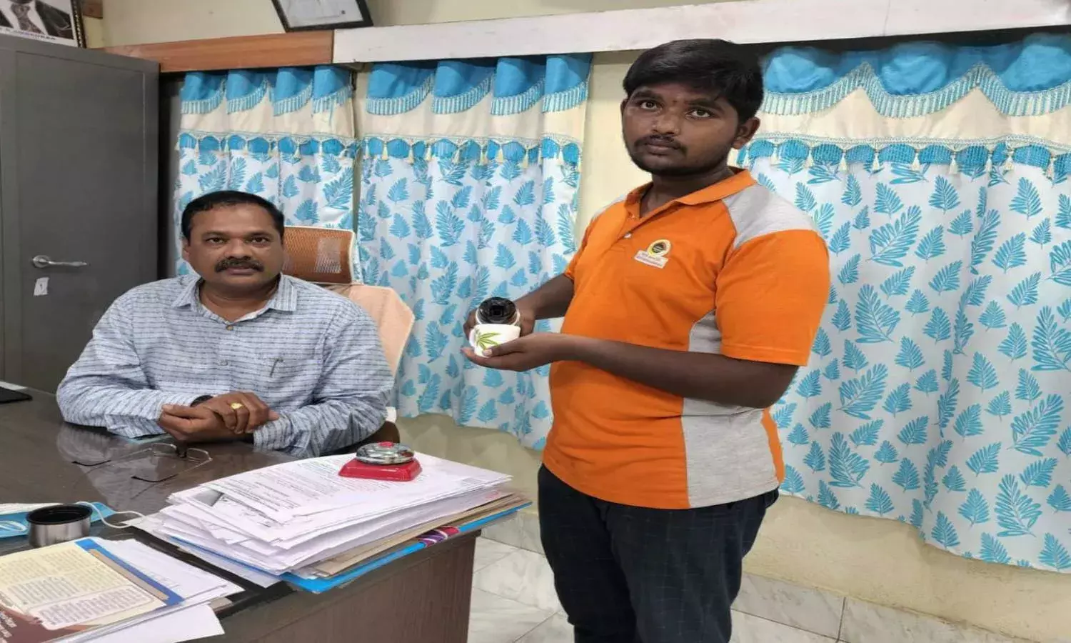 20YO Prakasam tea sellers son who used to serve tea at collectors office bags MBBS seat