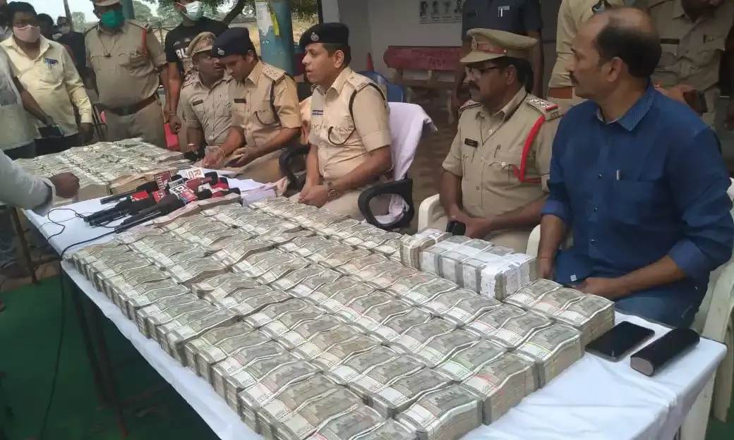 West Godavari cops found Rs. 4.76 cr cash; 350 gms gold in a bus