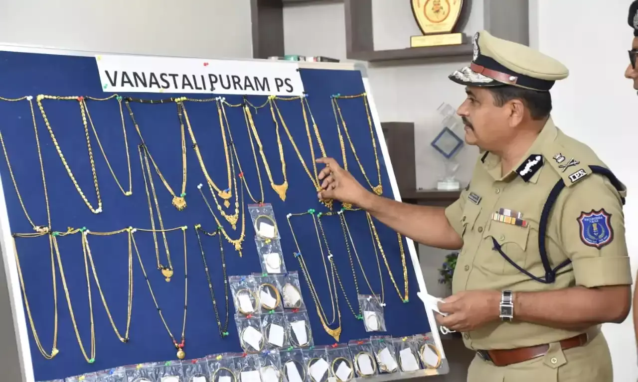 Notorious house burglar who committed 43 burglaries arrested by Vanasthalipuram police