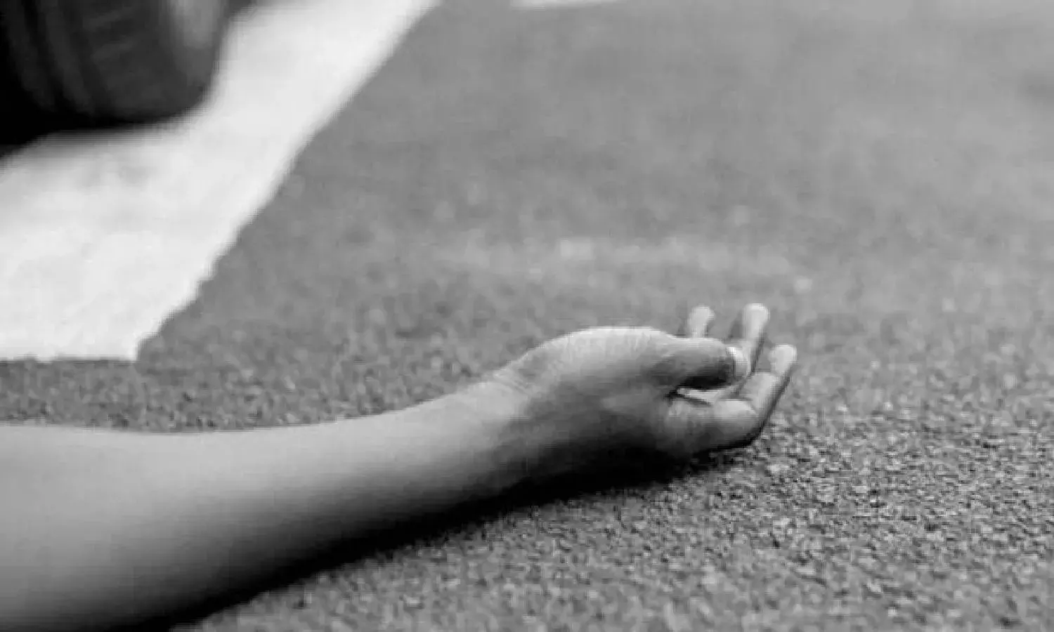 Cab runs over GHMC staffer at Banjara Hills