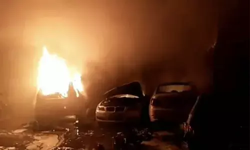 Rajendra Nagar:  Fire breaks out at Berlin Motors workshop; 3 cars gutted