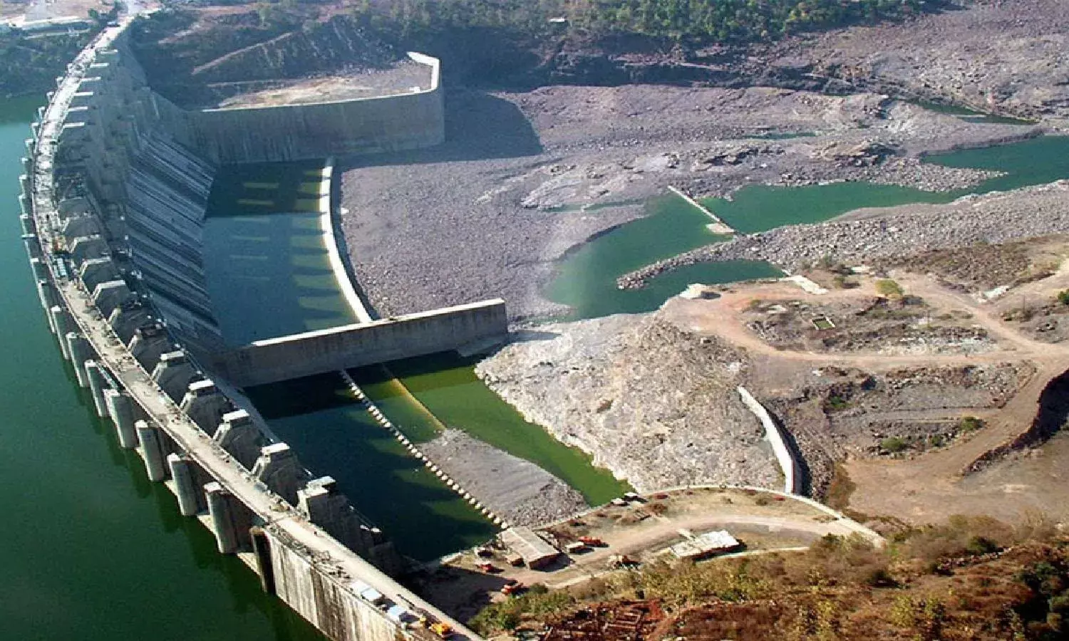 Polavarams lower cofferdam to be completed by July 31: Irrigation officials inform Jagan