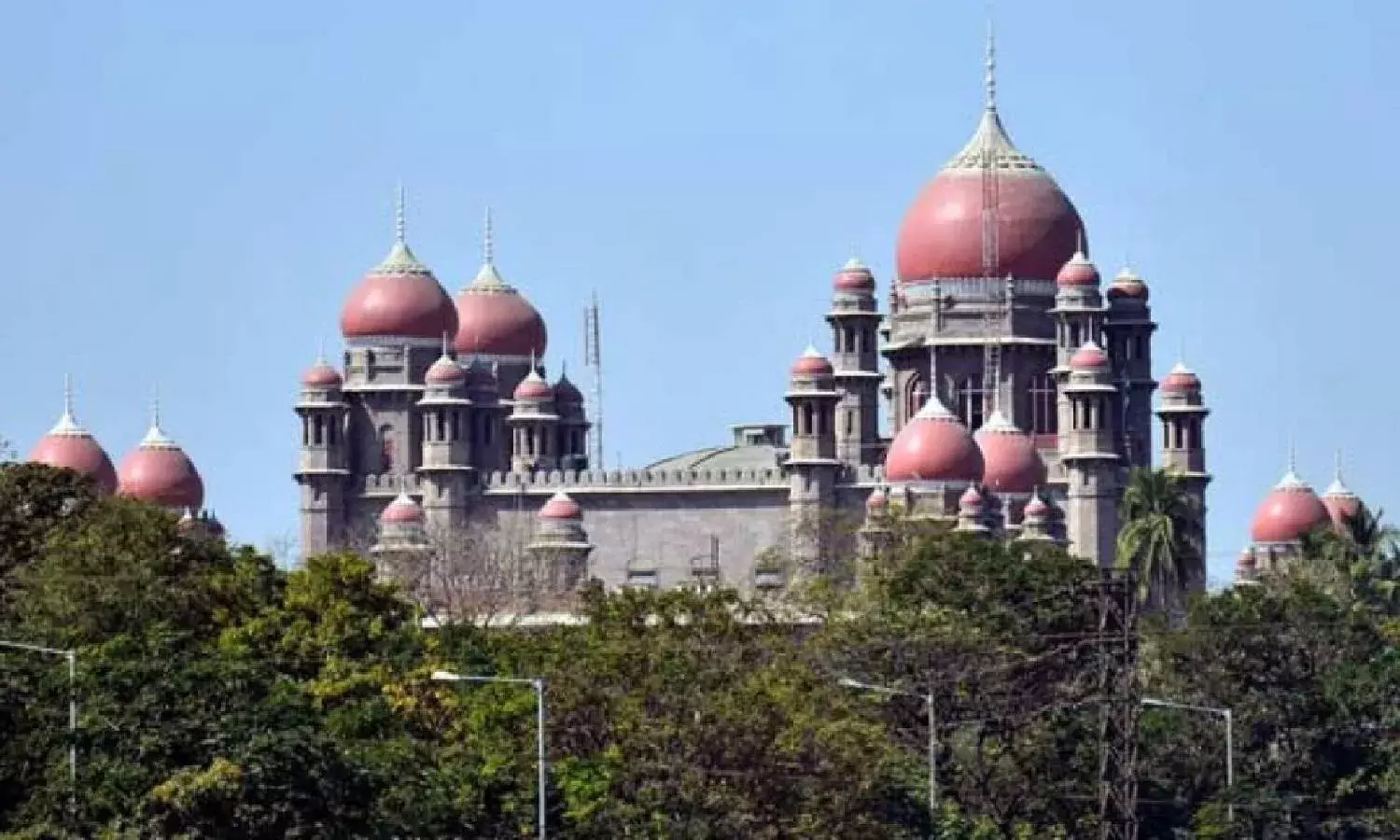 Refusing to hear criminal petitions during summer vacation: SC issues notice to TS HC