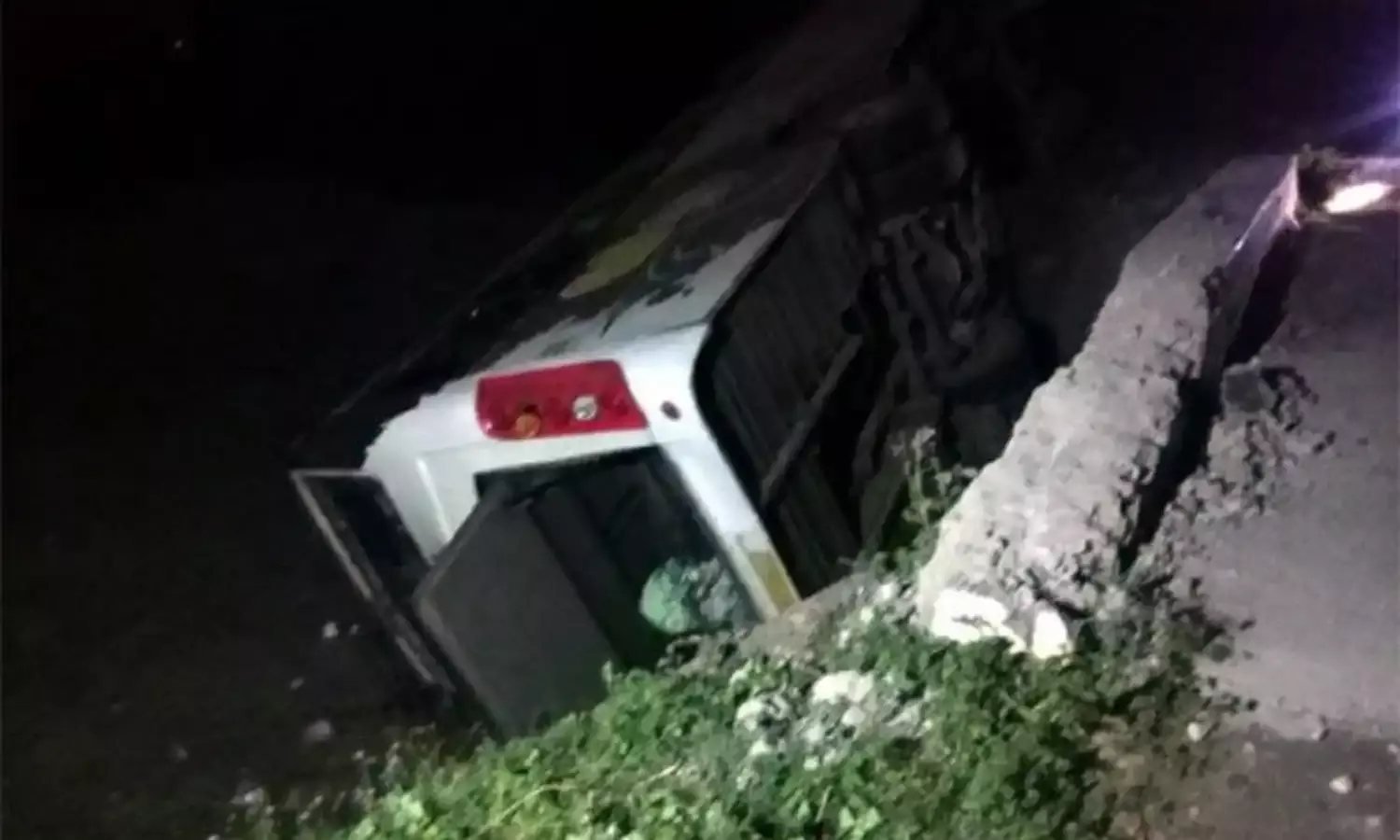 Vacation ends in tragedy: 22 vacationers injured after bus overturns at Peddathamarapalli