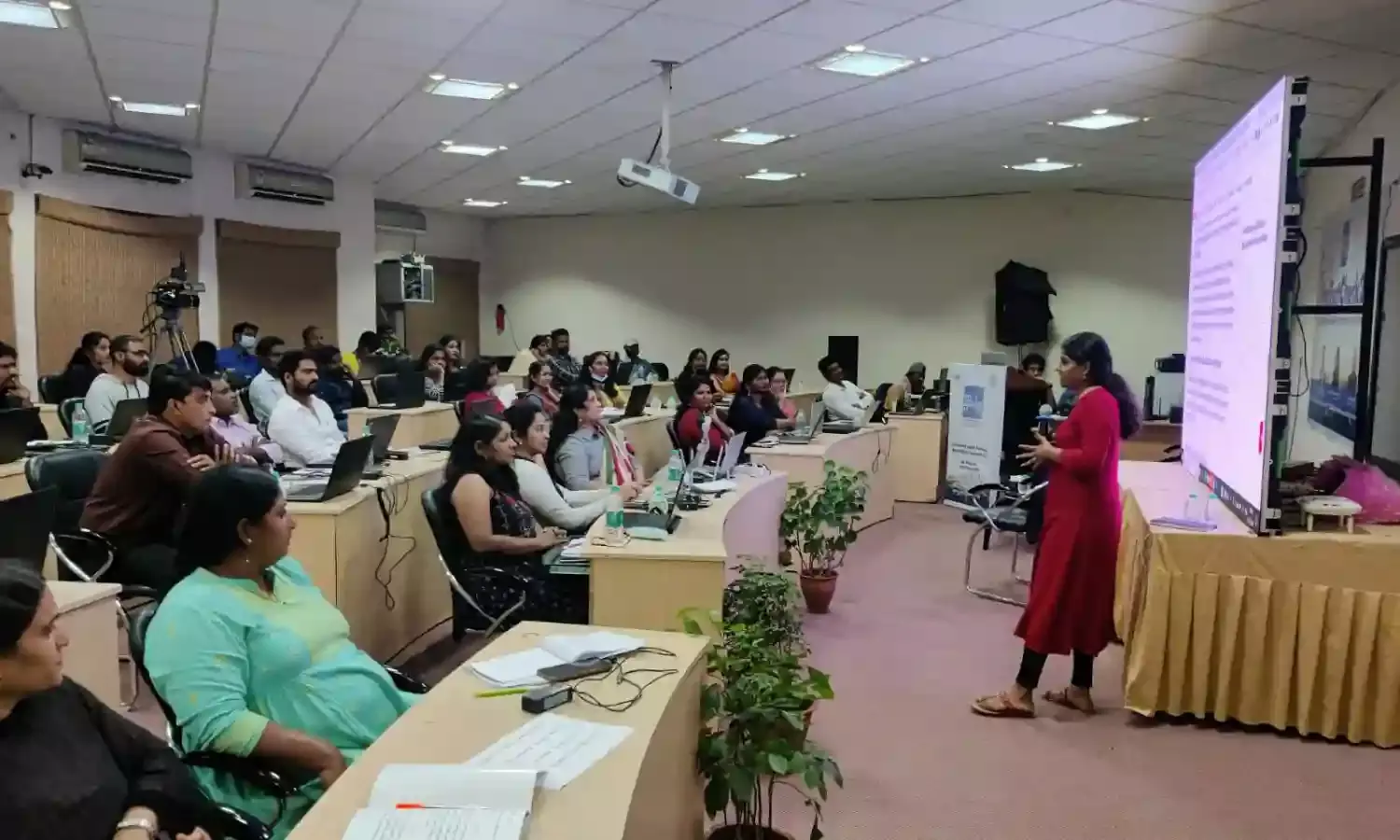 Countering disinformation: US diplomat underlines importance of fact-checking by journos