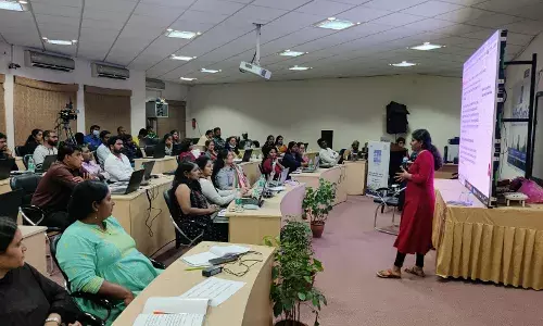 Countering disinformation: US diplomat underlines importance of fact-checking by journos