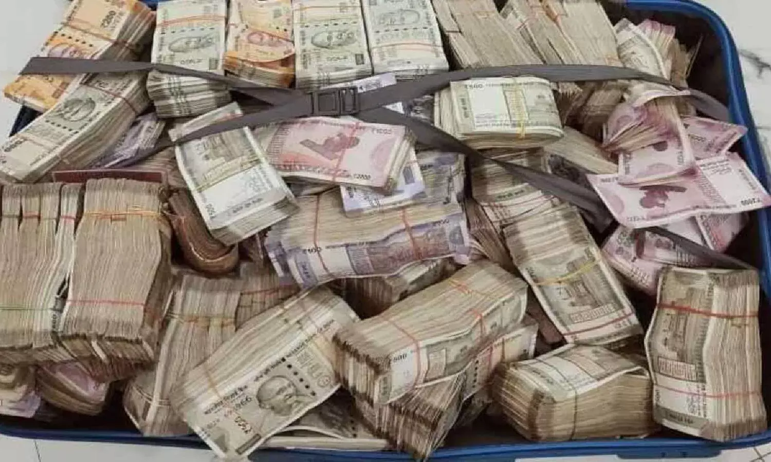 IT seizes Rs 22Cr worth cash, gold from Hyderabad & Bengaluru based realtors