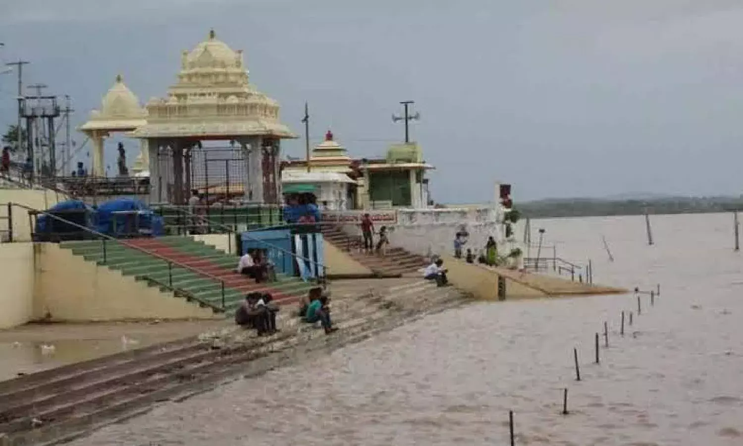 Godavari continues to rise, bridge to Bhadrachalam town closed