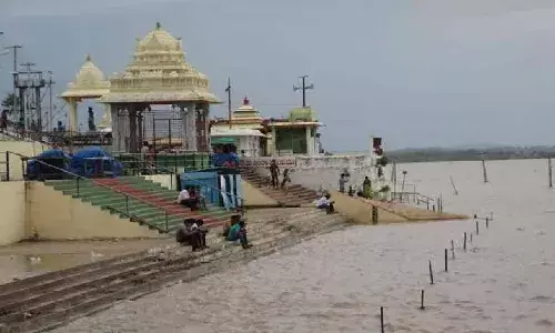 Godavari continues to rise, bridge to Bhadrachalam town closed