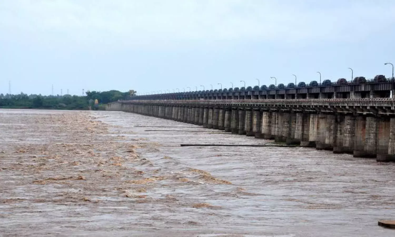 Dhavaleswaram barrage continues to see steady flow of floodwater